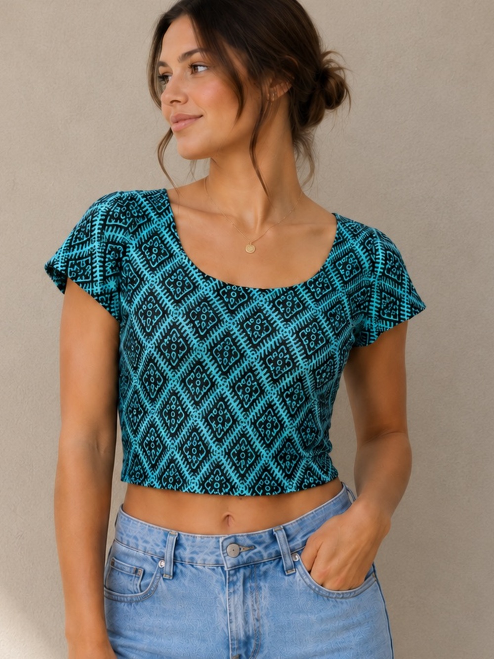 Macy’s Crop Top neon blue aztec print fitted cropped tee Juniors Medium EUC OBO